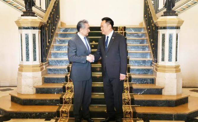 中国和泰国谈妥了
当地时间4月24日，泰国总理阿努廷在曼谷会见了中国外交部长王毅