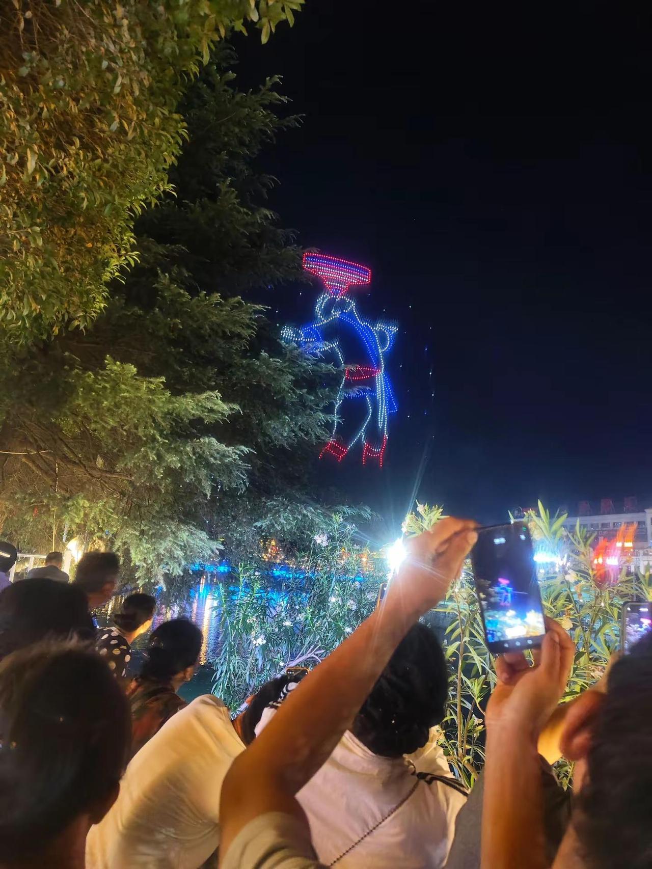 都匀城市夜景千架无人机表演热闹的城市夜晚