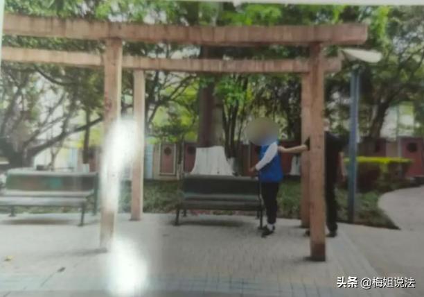 四川攀枝花，一男子和家人吵架后离家出走，流落街头，身上没几个钱。不知怎么想的，他