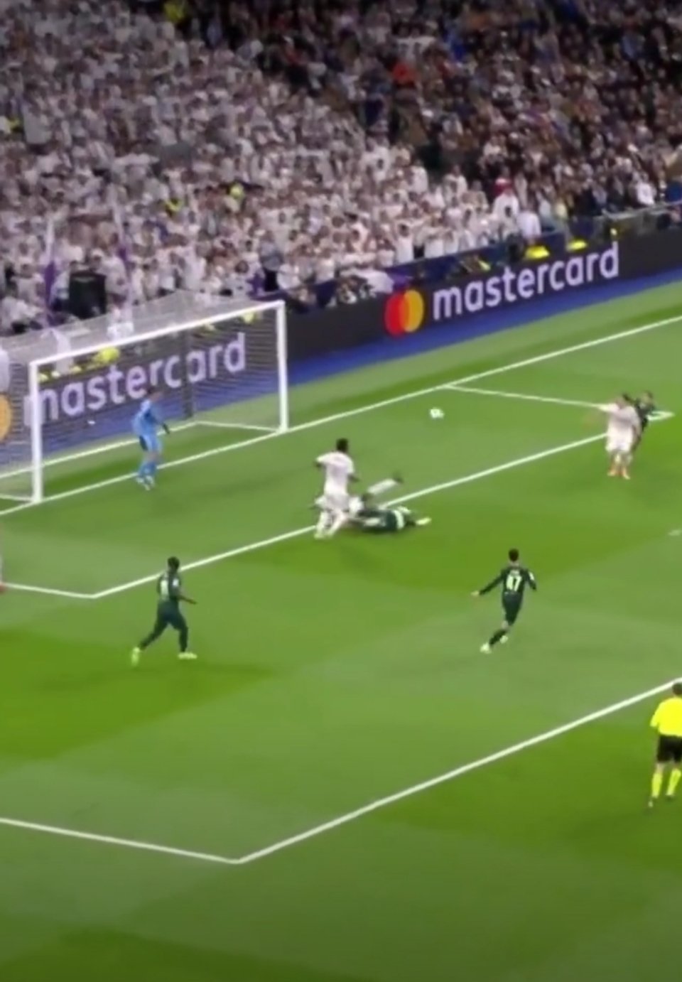 下半场两队对攻激烈，皇马的恩德里克曾头球攻门擦着横梁飞出，库尔图瓦多次扑出曼城有