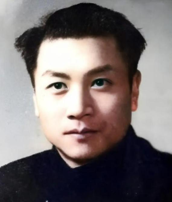 1944年，一地下党入狱后被汉奸认出，只好求狱友将他勒死，没想到，将死之时，他却