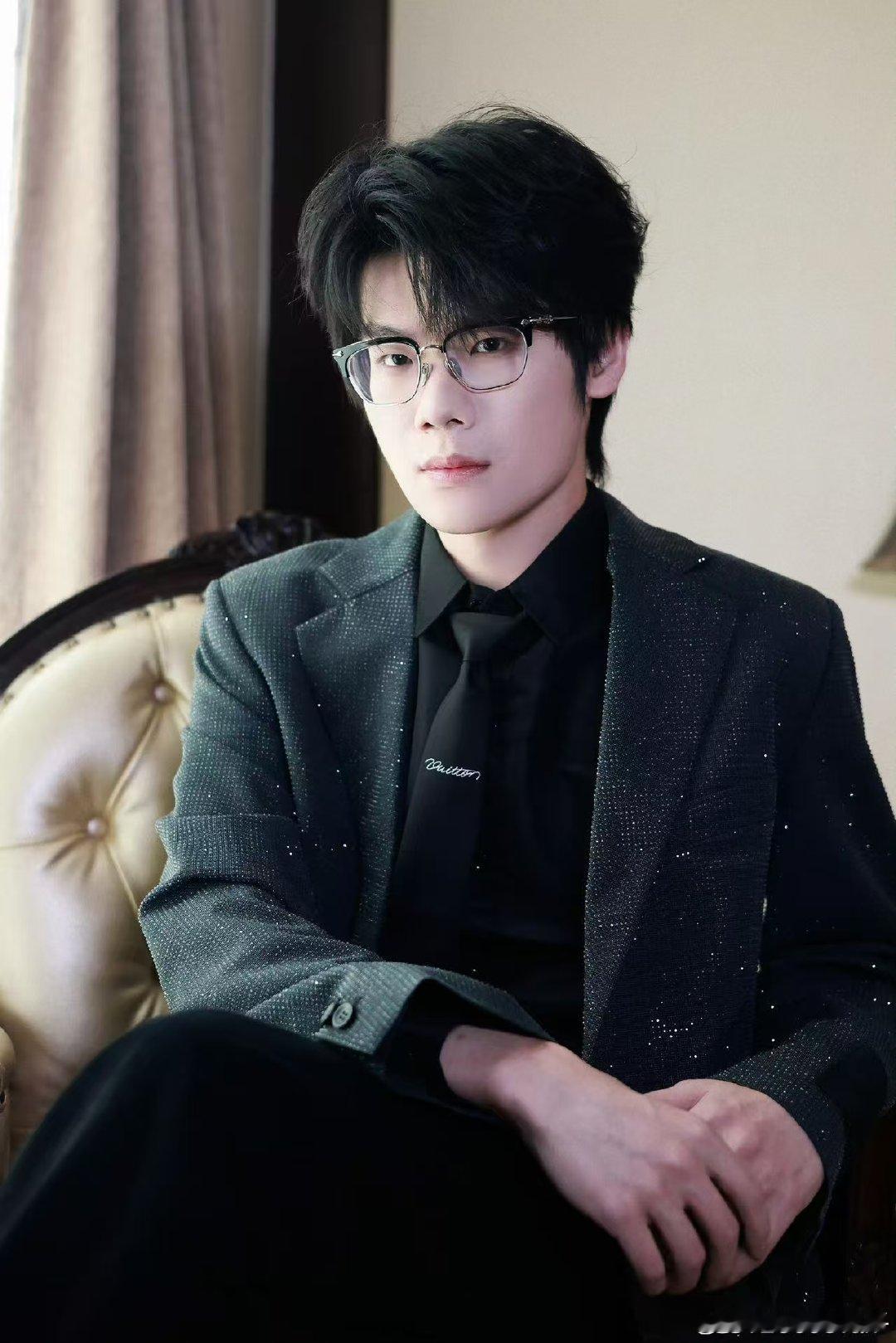 谁懂啊！33穿西装直接焊死daddy人设！波西装杀真的戳中审美，气场绝了～ 