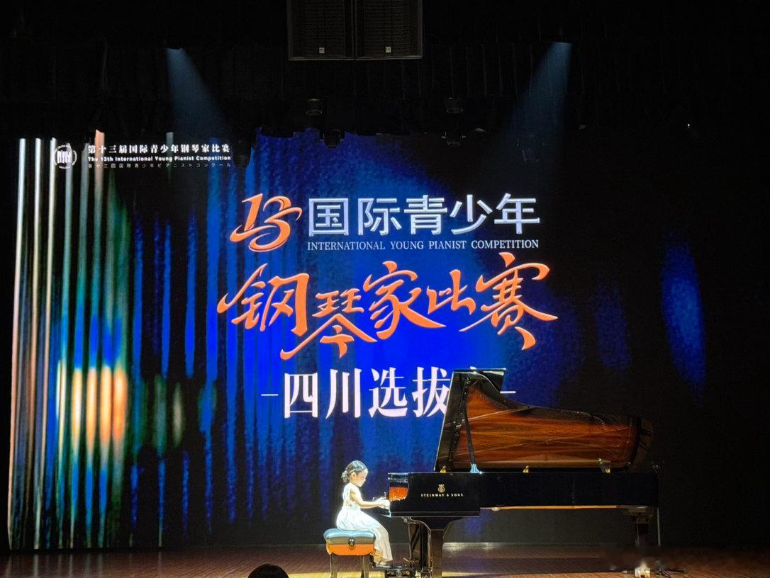 弹钢琴这事还是要靠天赋。 那么小个妹妹居然弹出了绿皮书里面谢利博士的感觉。这个爵