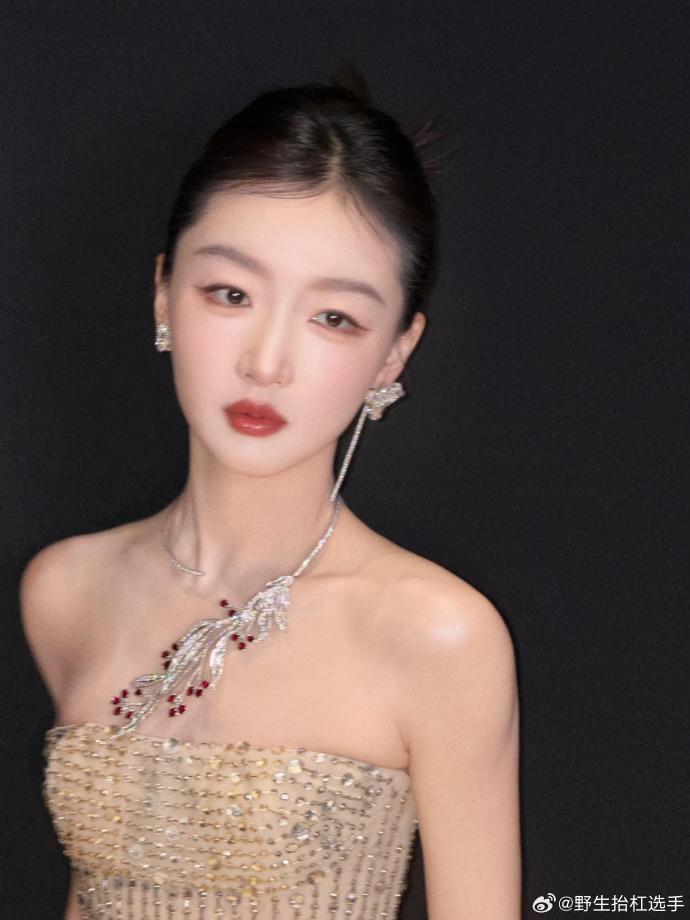 顶光下的周冬雨救命！顶光下的周冬雨也太能打了吧！皮肤状态好到发光，五官精致又耐看