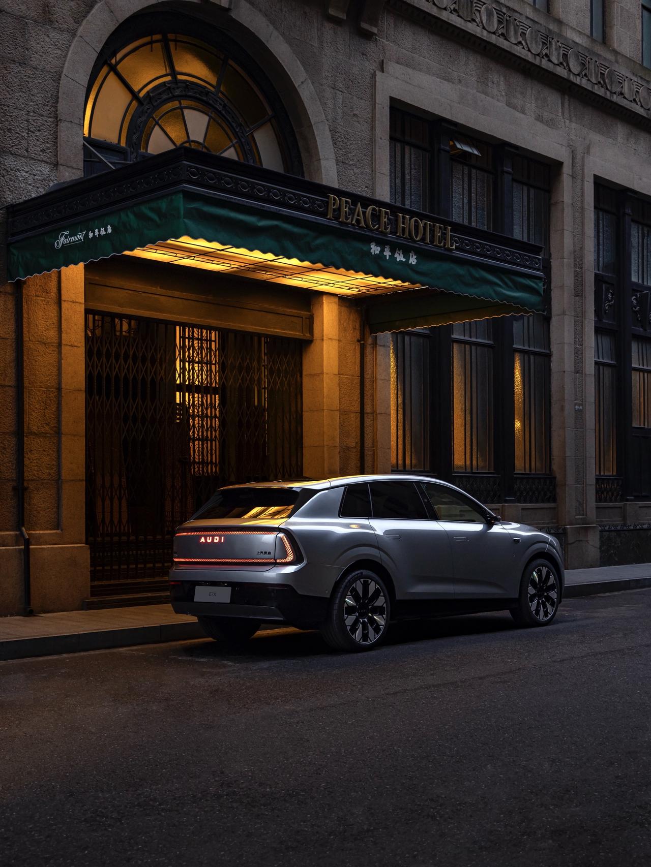 荣幸，全网首个带着全新AUDI E7X 路拍打卡上海的摄影师。

1️⃣和平饭店