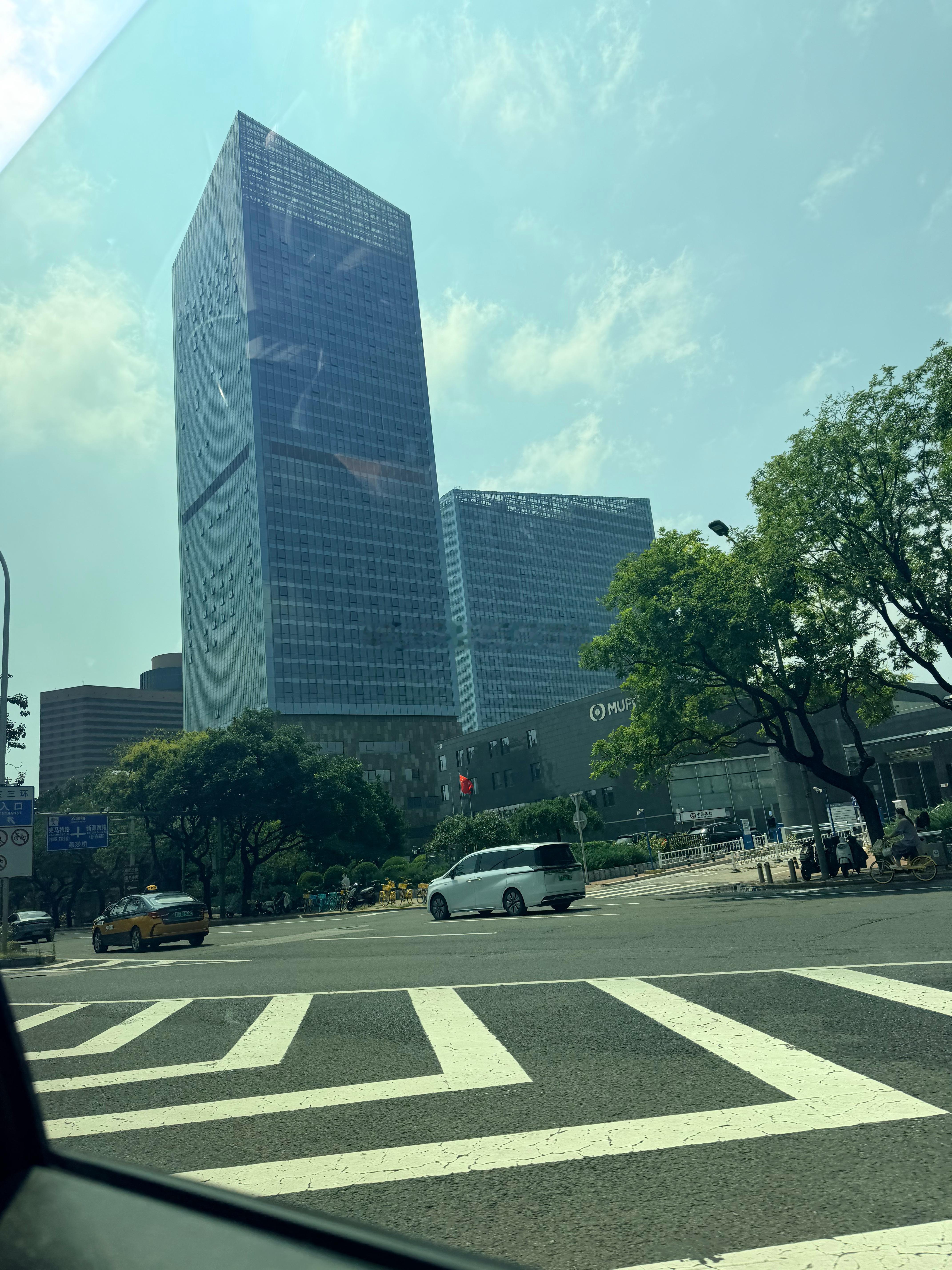 好久没回来现在坐车居然晕车 还不如骑车呢还 