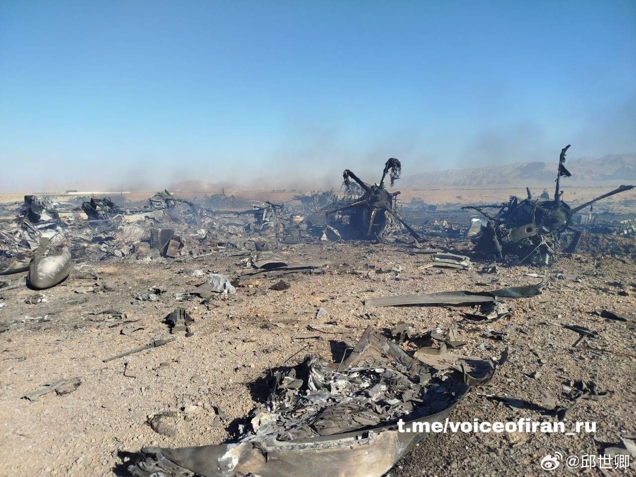 根據報道，在伊朗墜毀的兩架C-130軍用運輸機的現場發現了直升機的螺旋槳碎片。經