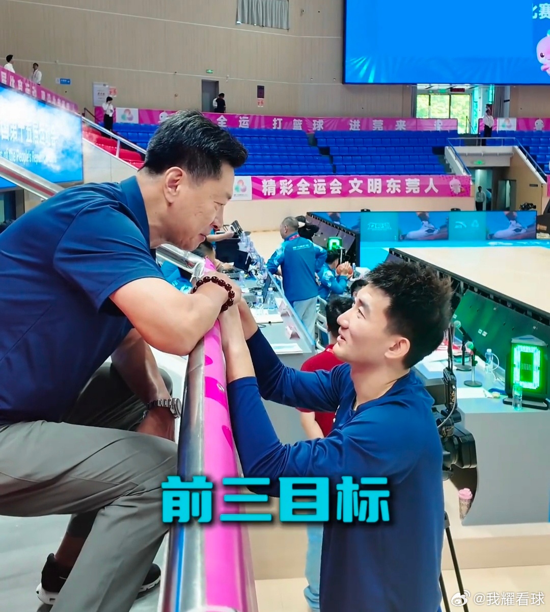 球场上桀骜不驯的孙铭徽，遇见李春江指导也变得如此乖巧[嘻嘻]，俩人还聊到了本届全