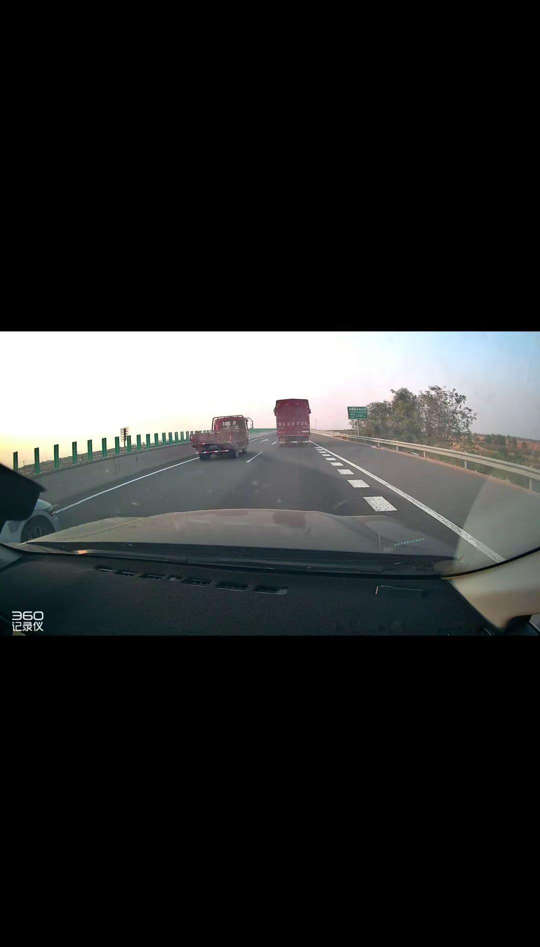 高速遇到两车并排慢行太离谱。🚗高速偶遇两辆货车长时间并排低速行驶，原本车速11