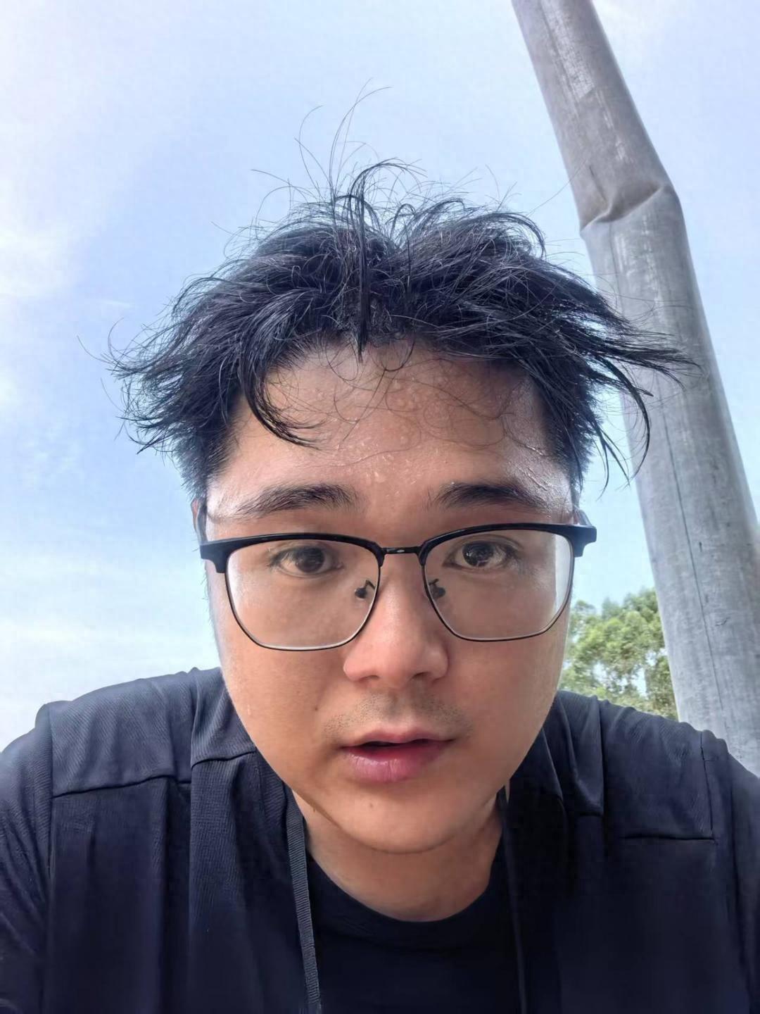 “这是真正的英雄！”广西南宁，29岁成都小伙党鑫蕊原本是在旅途中，看到当地抗洪救