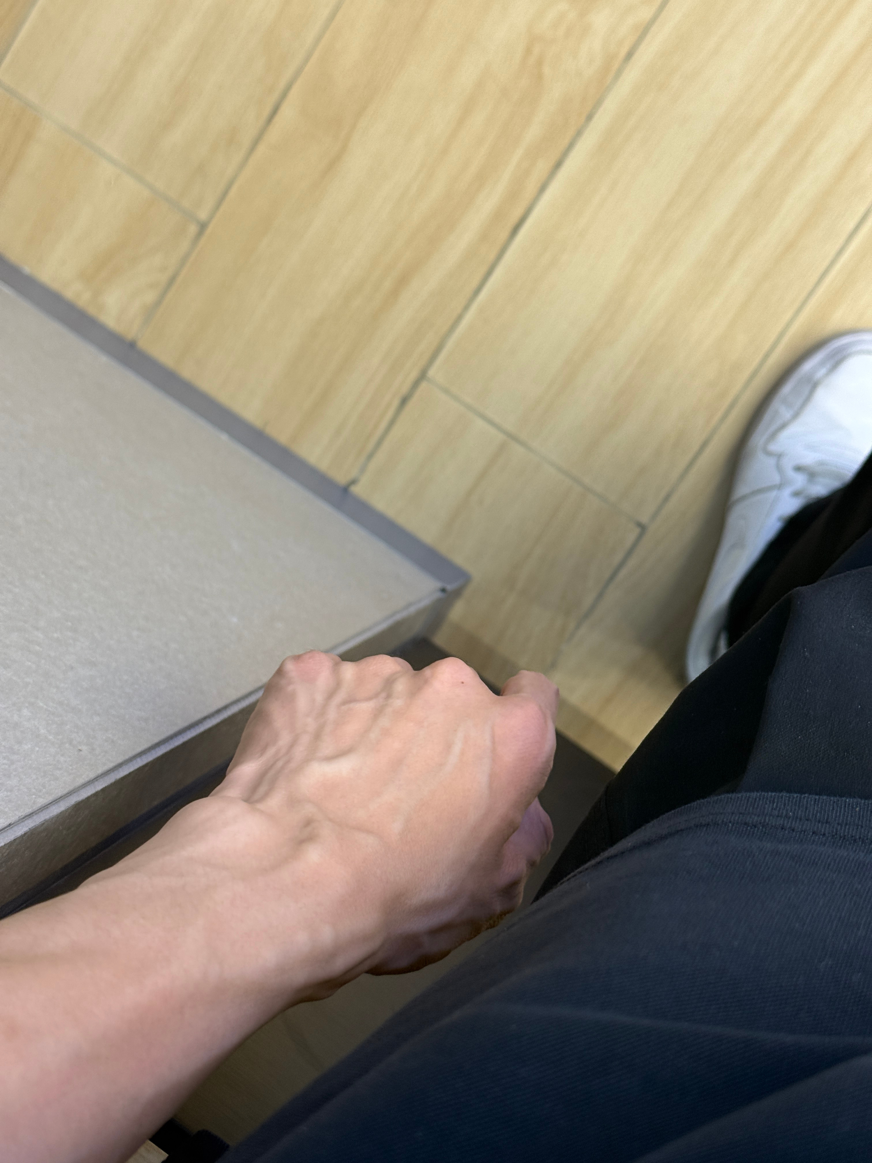 手臂自然下垂 