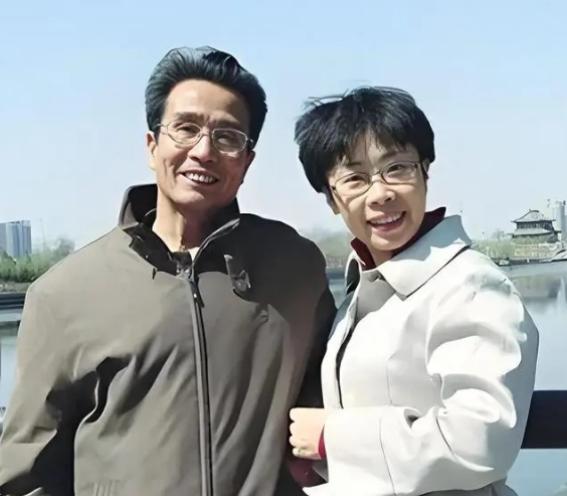 50岁北大才女蒙曼，终究没逃过老父亲临终的含泪催婚！老人拼尽最后力气哀求：干得再