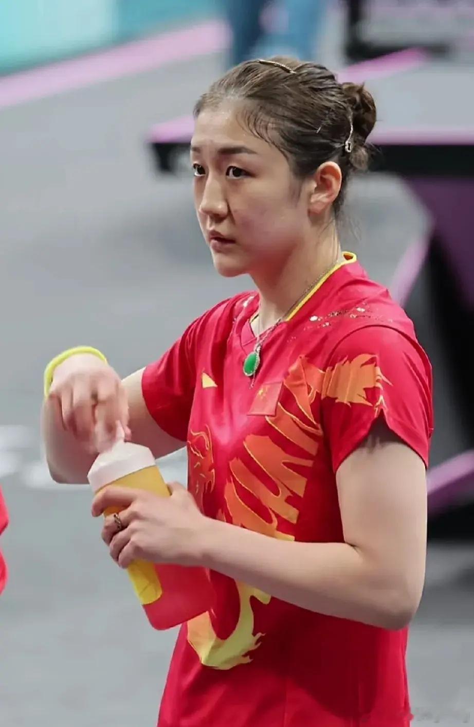 真没想到，陈梦比赛时戴的翡翠项链，是父亲特意为女儿定制，扣头做成乒乓球形状，寓意