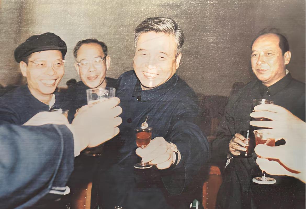 这是60岁的邓稼先举起酒杯与战友们温馨的瞬间，都看看吧，这是拍摄于1984年10