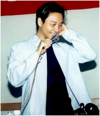 张国荣 1998年8月1日张国荣在成都参加多项活动。上午9点，出席电影《红色恋人