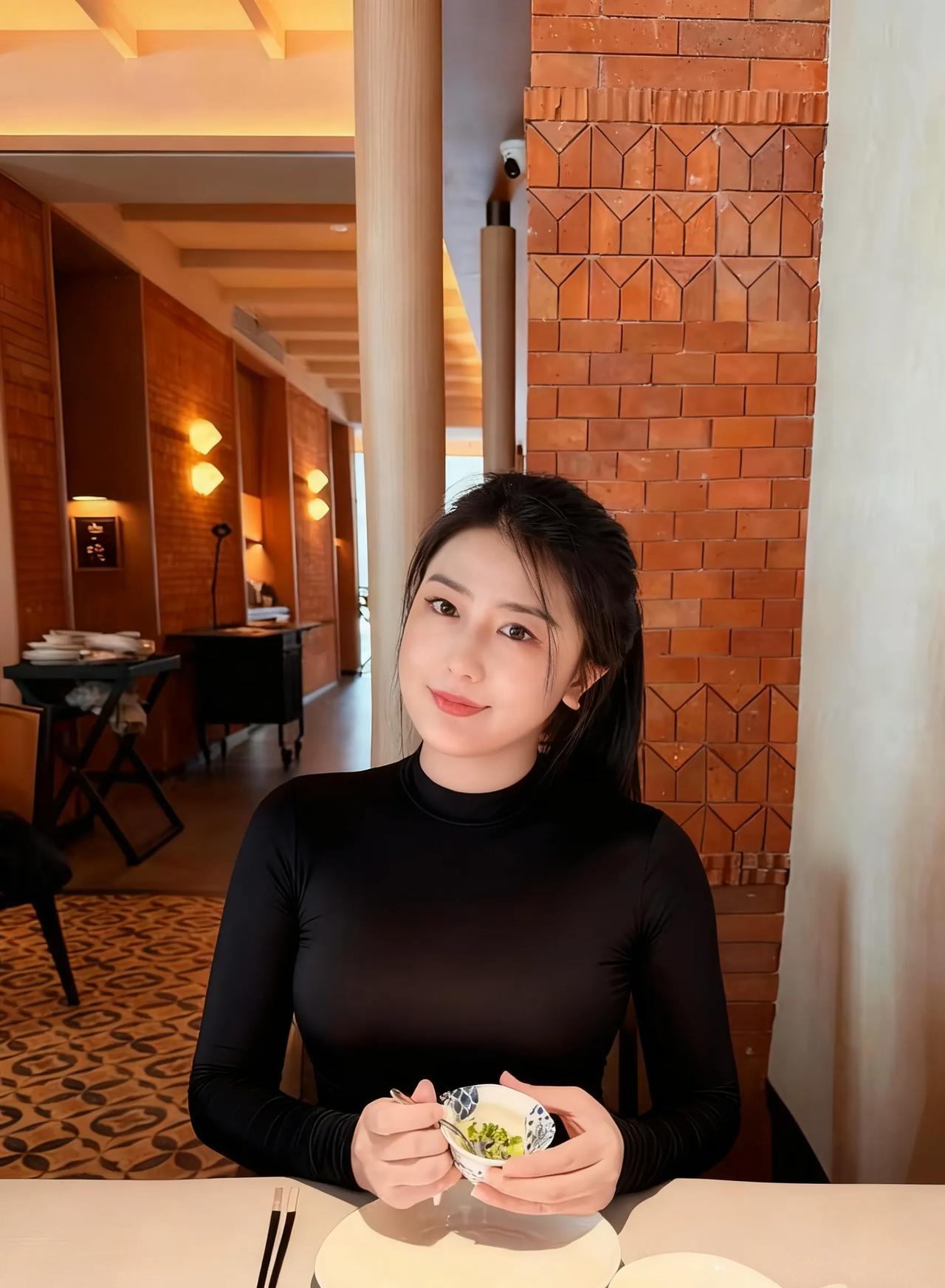 银杏叶把最后一句秋辞
叠进泥土的信笺
风便换了语调
不再追着蝉鸣跑
只轻轻掀动行