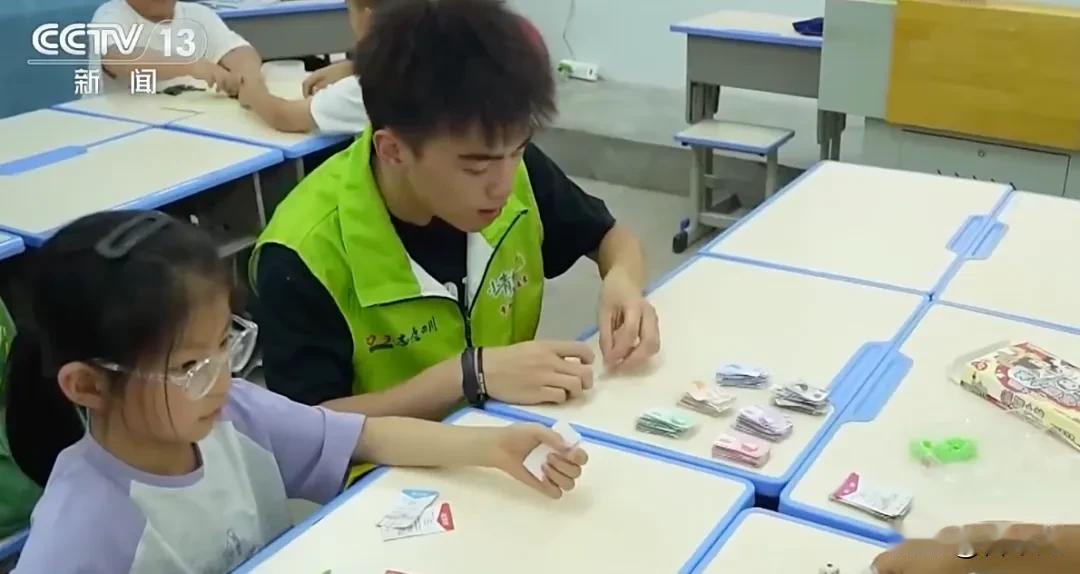 针对你提出的“孩子放在哪儿？谁来管？怎么管？”这三个核心问题，结合你所在的东莞市