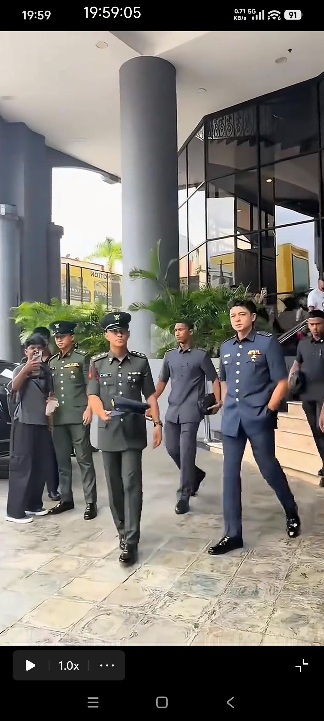 这个单手插兜，身材高挑像模特的男子是文莱王子阿卜杜勒·马丁！

读了半辈子书，英