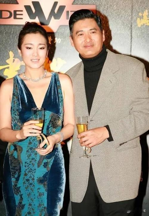 都说周润发平时接地气，可他早年闯好莱坞失败回来后拍《满城尽带黄金甲》，却直接照搬
