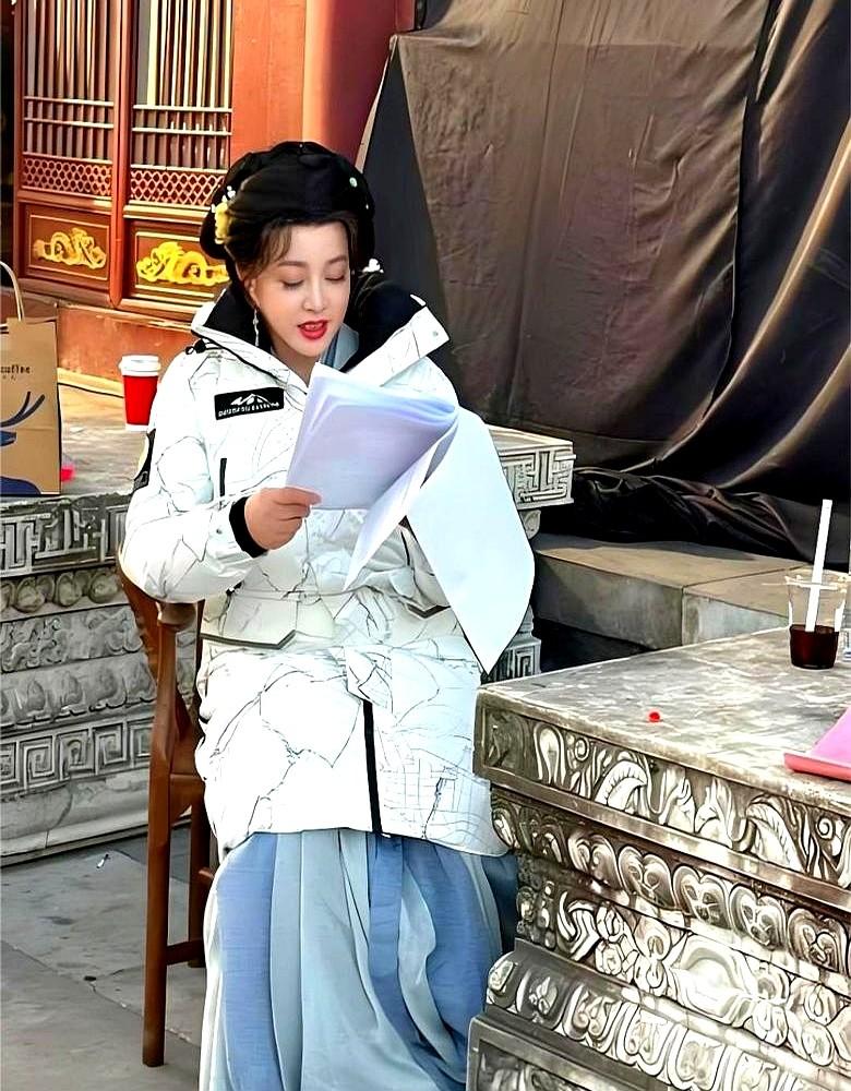 但刘晓庆呢？

75岁的刘晓庆，怎么就突然“耍大牌”了？

前一天，她还在福州硬