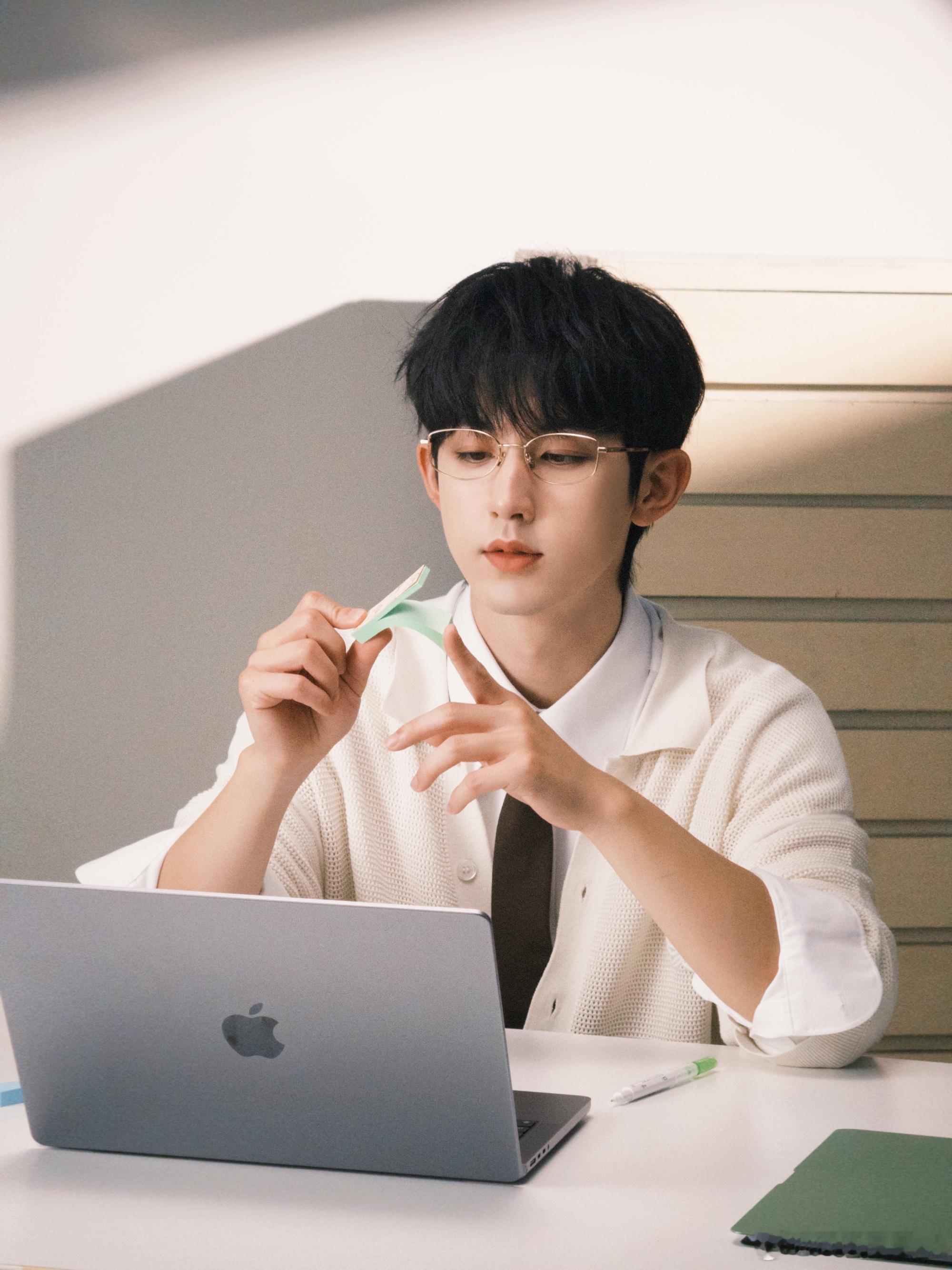 郭俊辰还看镜头呢出大事了郭俊辰看镜头瞬间，这波真出大事了 [爱你][心] 青春男