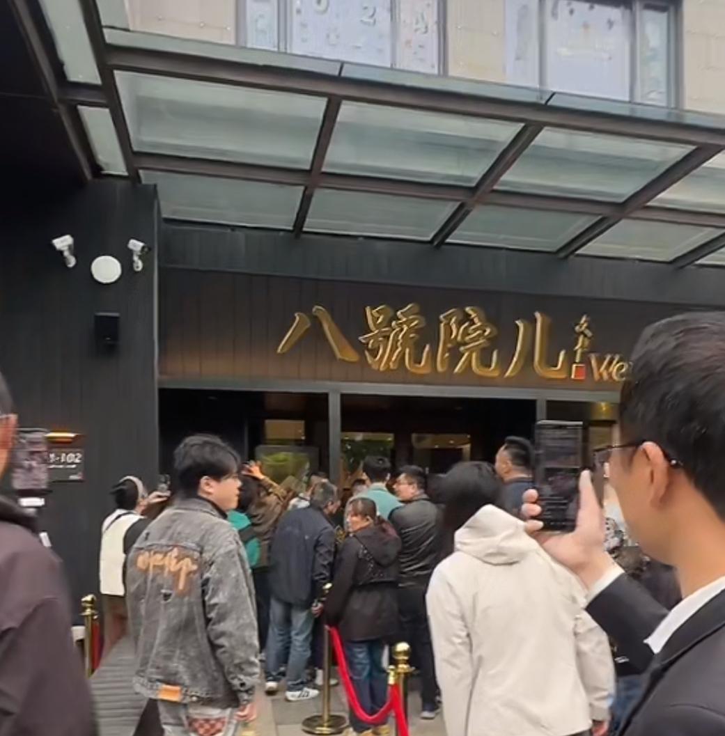 上海的八号院儿餐馆还在试营业期间，每天准备的食材都供不应求。就算外面下着大雨，一