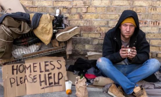 美国流浪汉要感谢中国网民了！在中国网民持续热议美国斩杀线后，美国媒体开始关注流浪