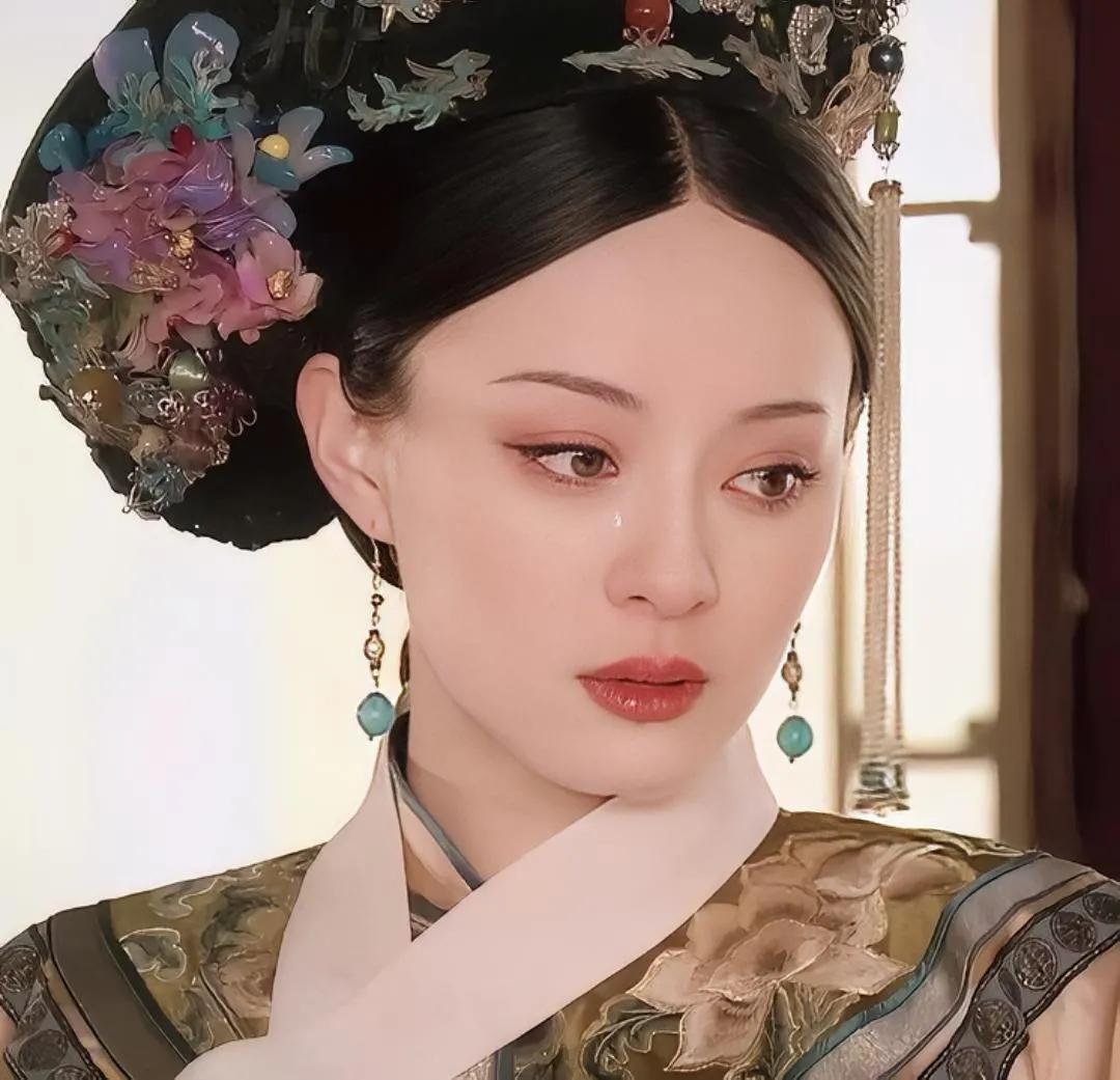  甄嬛的扮演者孙俪，唇红齿白，眉清目秀，笑时纯真无邪，忧伤扣人心扉，眼泪汪汪也娇