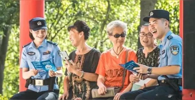 发动人民战争 让敌人无处遁形
 
近日，伊朗治安部队司令公开表示，自二月底美以挑