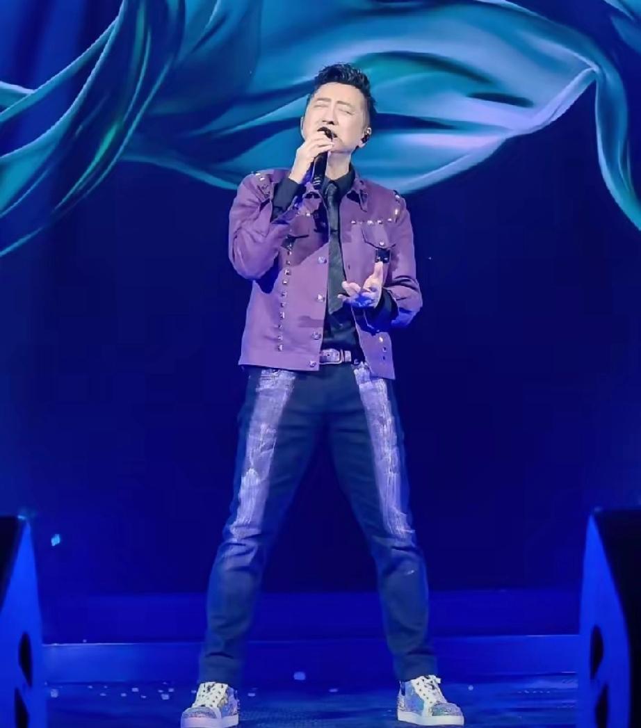 庾澄庆澳门开唱，高调晒大长腿太得意
 
    3月29日，低调许久的庾澄庆突然