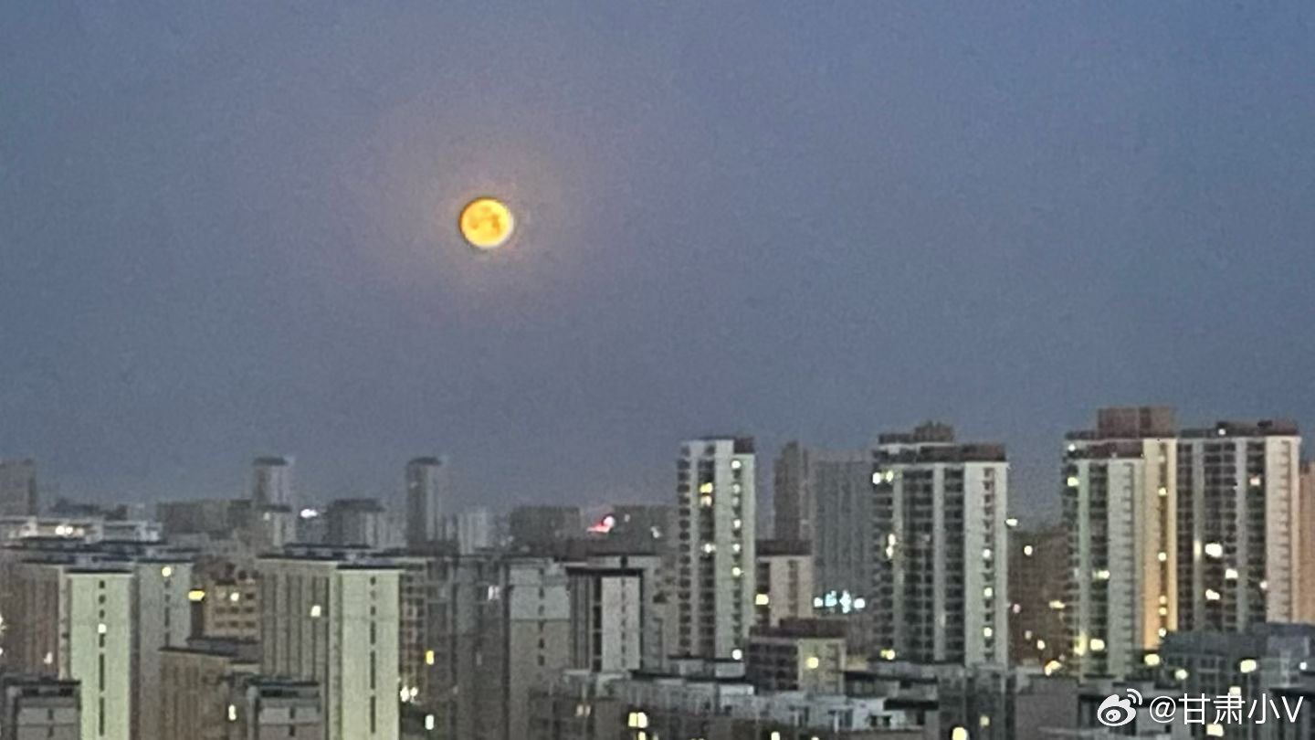 元宵节早安，十五的月亮🌕㊗️大家年年常相聚，岁岁都平安。元宵节快乐🍡 