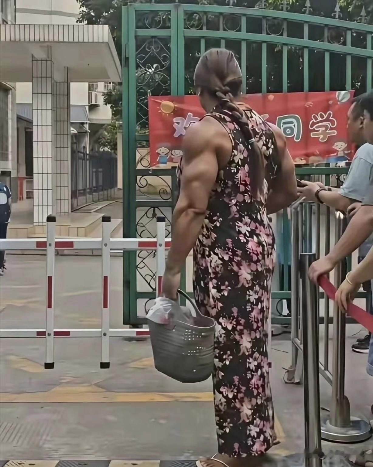 哈哈，这样的妈妈到校门口接一回孩子，保证自己的孩子永远不会受到校园霸凌！