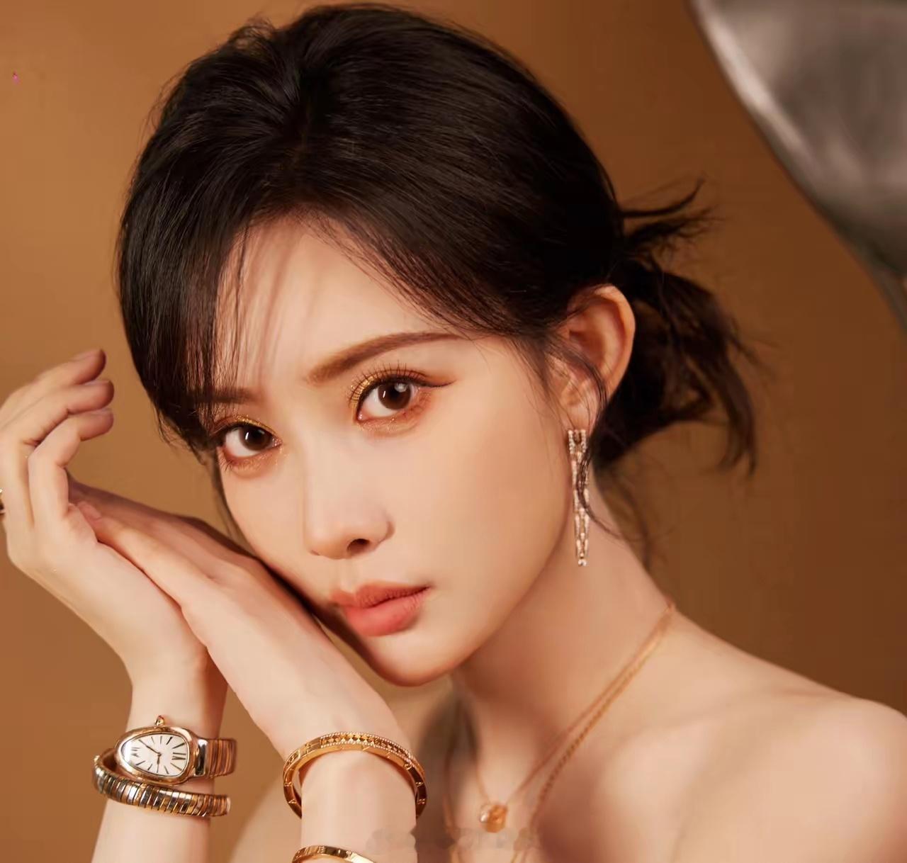 孟子义当下行程紧凑到全年无休，全程无缝衔接进组拍戏。古装大女主剧《将门独后》马上
