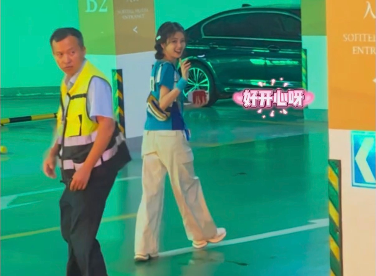 当白鹿看见粉丝在放莫离时的反应 白鹿在停车场瞧见粉丝放《莫离》，立马眼睛放光，笑
