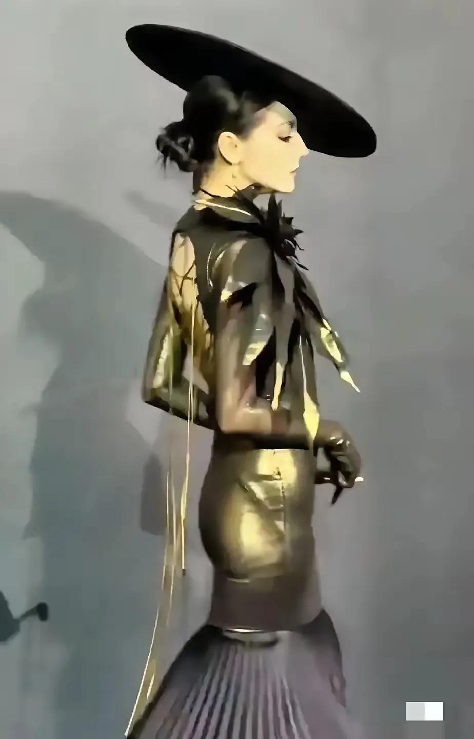她也就适合拍拍照，现实生活中并不觉得她有多美。
虽然，她的五官确实很惊艳，但身材