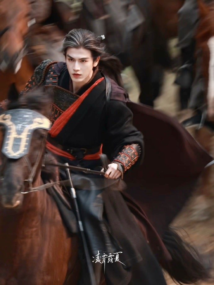 张凌赫归鸾骑马打戏张凌赫左手驭马右手持刀  张凌赫归鸾骑马打戏，张凌赫左手驭马右