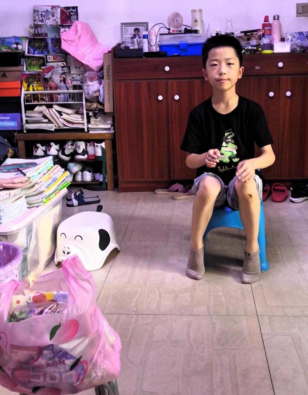 完成老师布置的家庭作业，背课文，卡壳了。
指指小凳子上的零食，“能让我吃点吗，肚