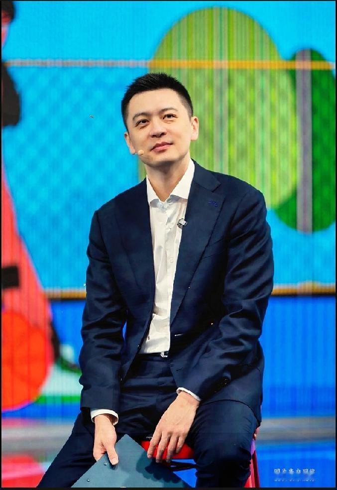 自带治愈气场，杨鸣一眼抚平所有坏情绪

每次看到杨鸣从容温和的模样，心里乱糟糟的