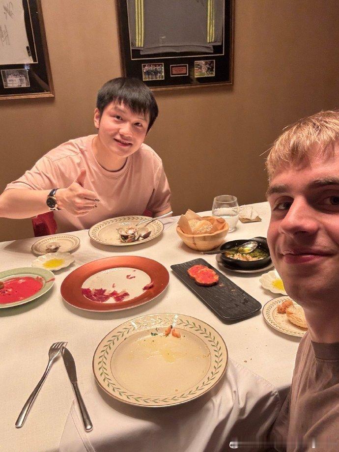 一年后，莫雷加德与樊振东约上饭了！
8月4日，莫雷加德发博晒出与樊振东共进晚餐的