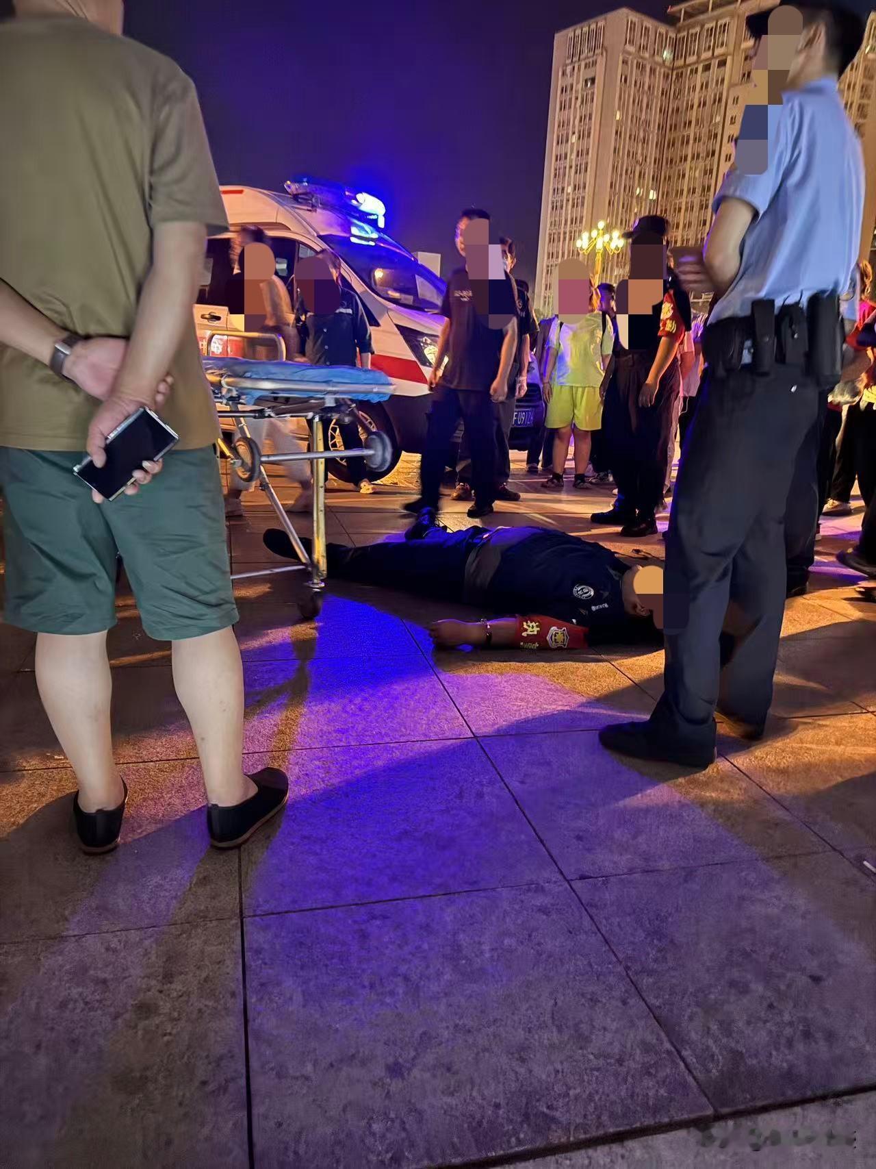 昨天晚上保定火车站那一幕有谁目睹全程了？怎么保安还躺在地上了呢？

昨天九点多经