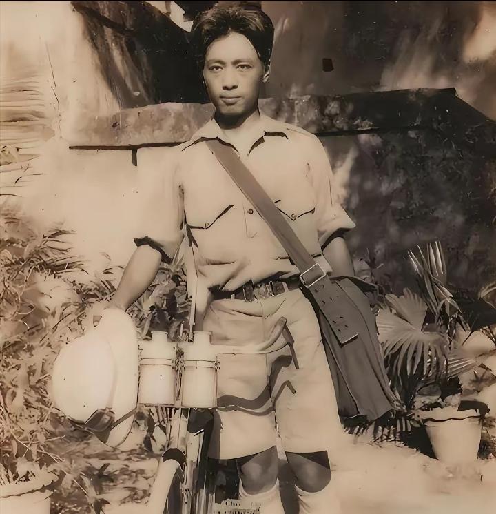 1933年，希特勒亲自接见了一位推着破旧自行车的中国青年，并在他的纪念册上郑重签