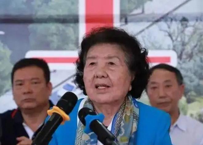 她曾担任江西省委书记，是我国第一个女省委书记，为官清正廉洁。6月25日，江西省省
