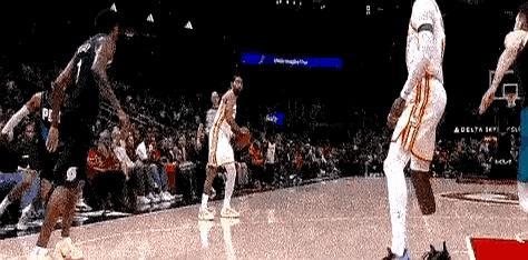 2米16的大个子，眼睁睁看着对方0号腾空起跳，他竟然侧身躲开了。这一躲，躲掉的不