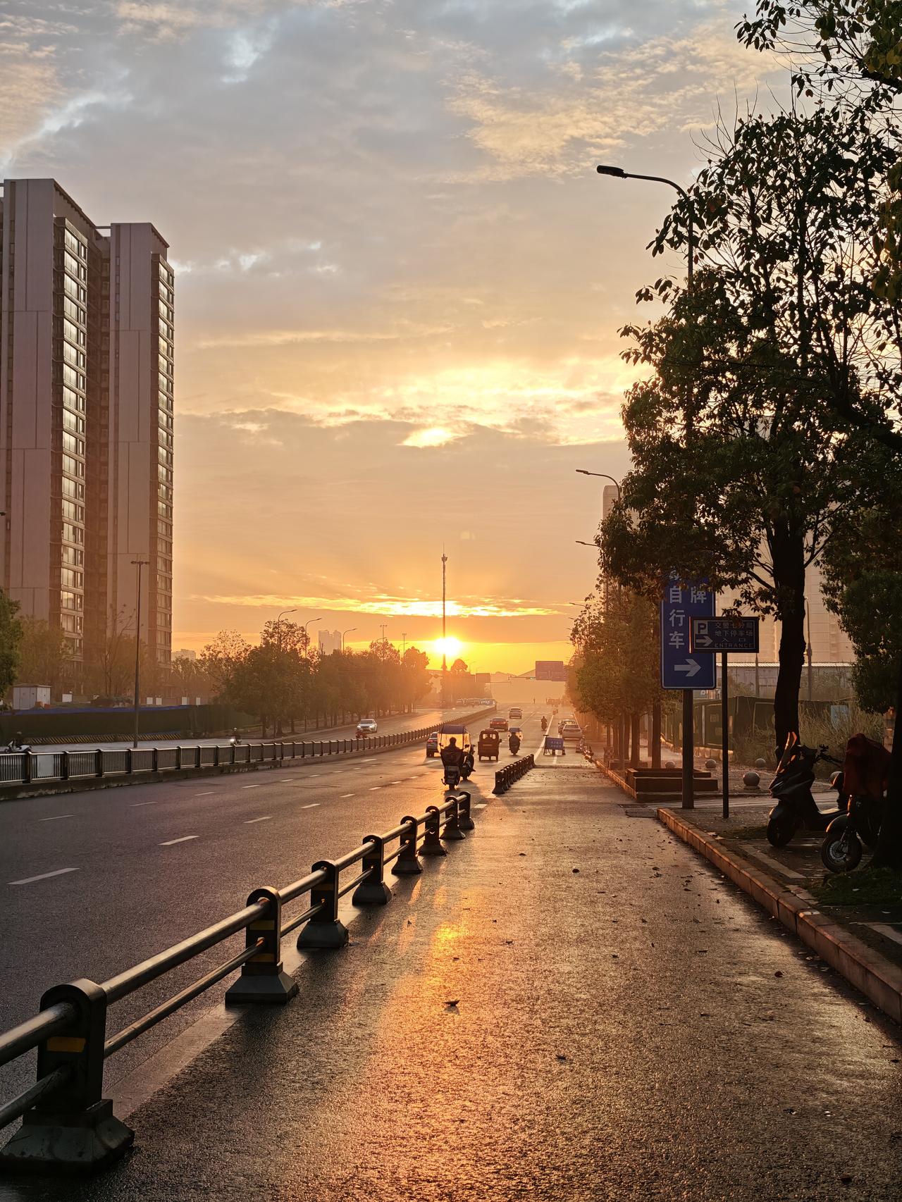 像是落日又像是晨曦，该怎么看呢？此刻又一次站在十字路口。