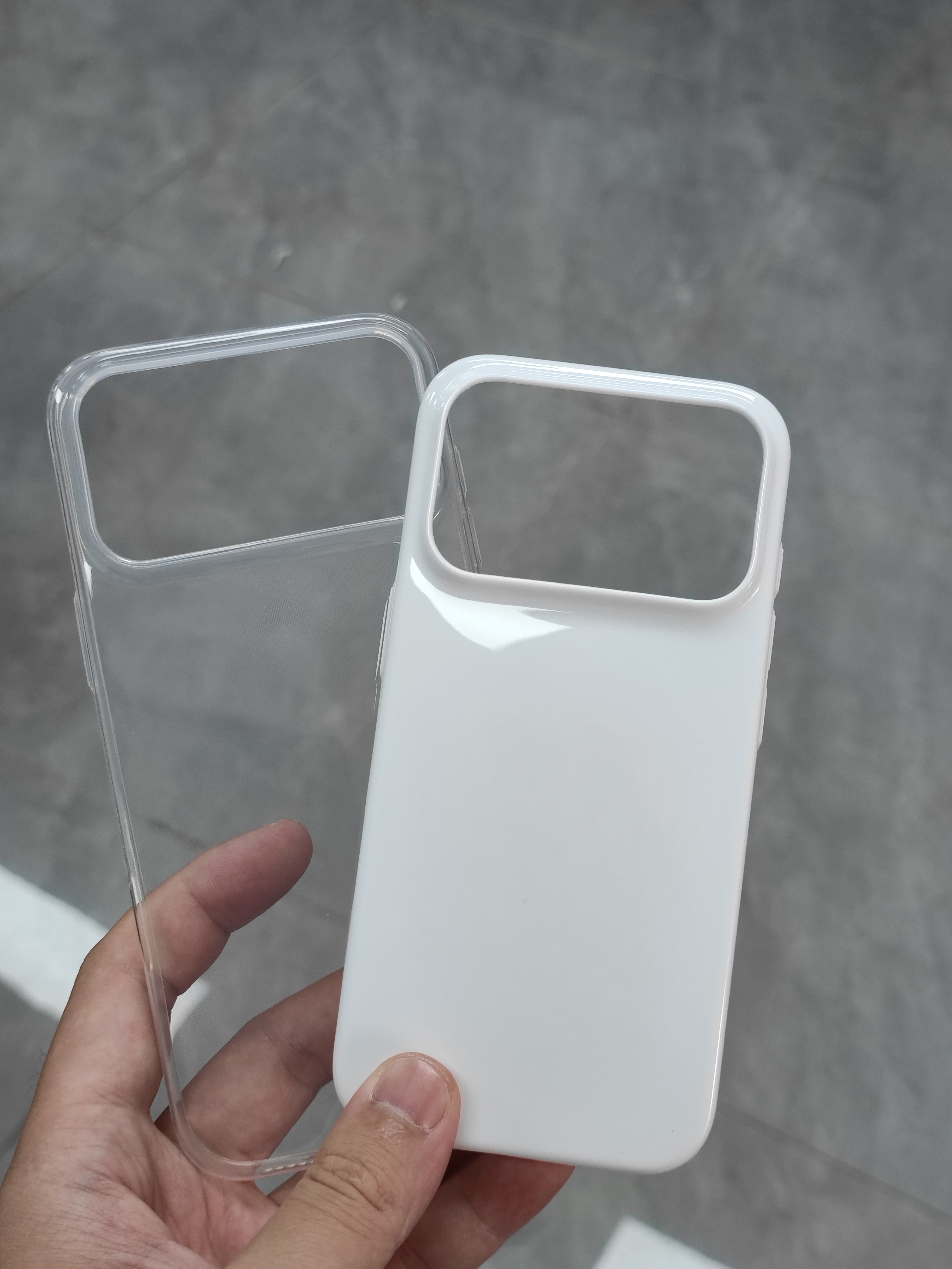 中午12点，上 iPhone17系列超薄晶透和瓷白，还有磨砂的超薄波纹。喜欢超轻