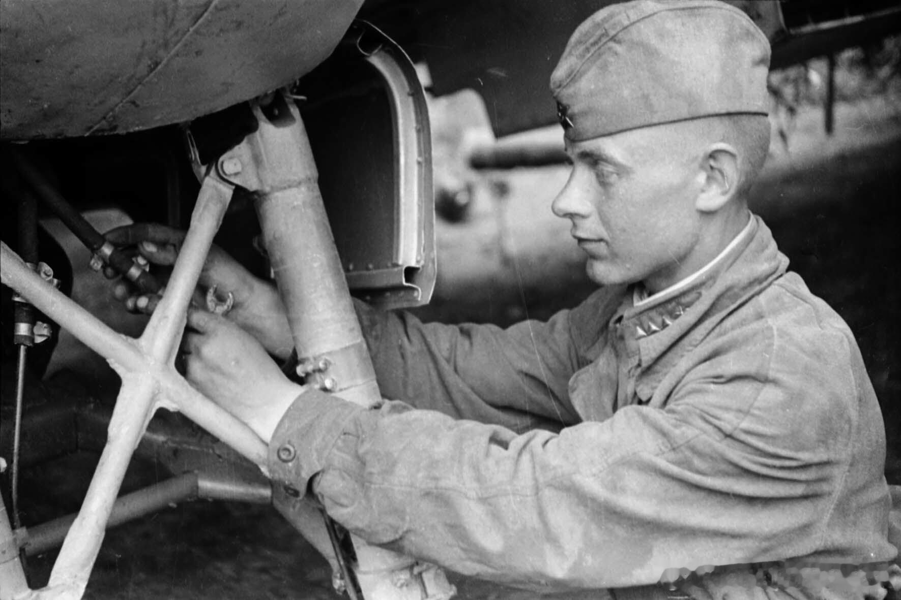 1942年6月12日苏军加里宁方面军近卫强击航空兵第6团机械师Николай И