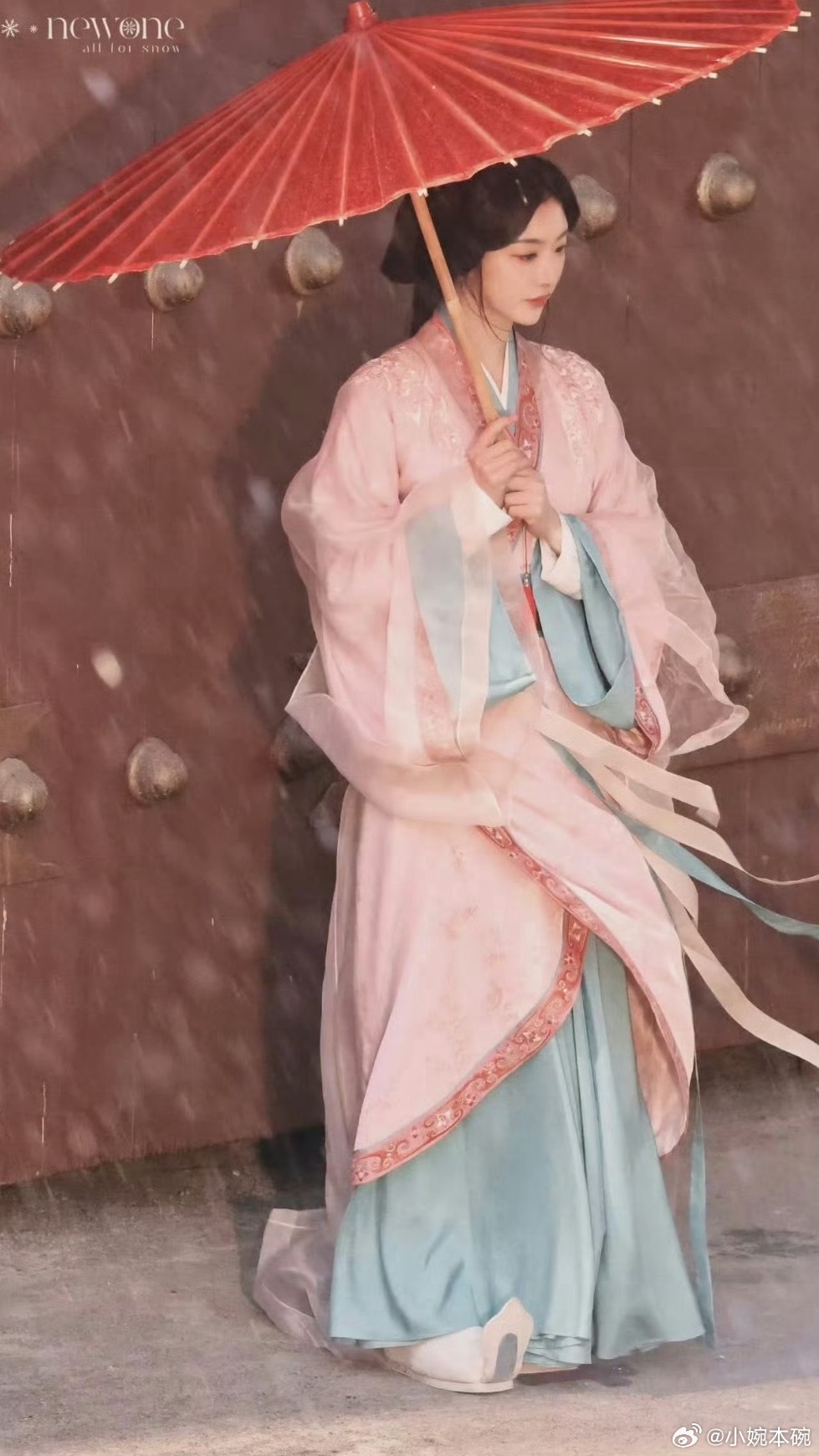 孔雪儿撑伞又出神图又是下❄️天*