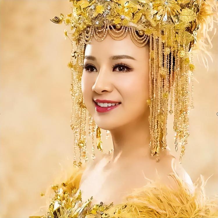7年前，盲人女歌手刘赛不顾反对，把自己嫁给这个一贫如洗的农村小伙。愿意倒贴一套婚