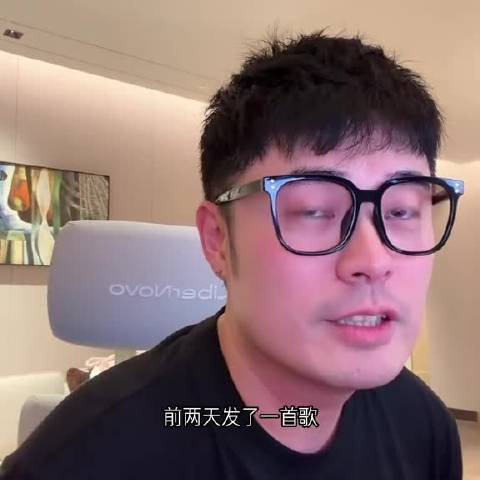 这件事真的诠释了什么叫过度脑补。

有网友发现陈赫的认证大号，在一位男主播视频下面，评论了“可爱”两
