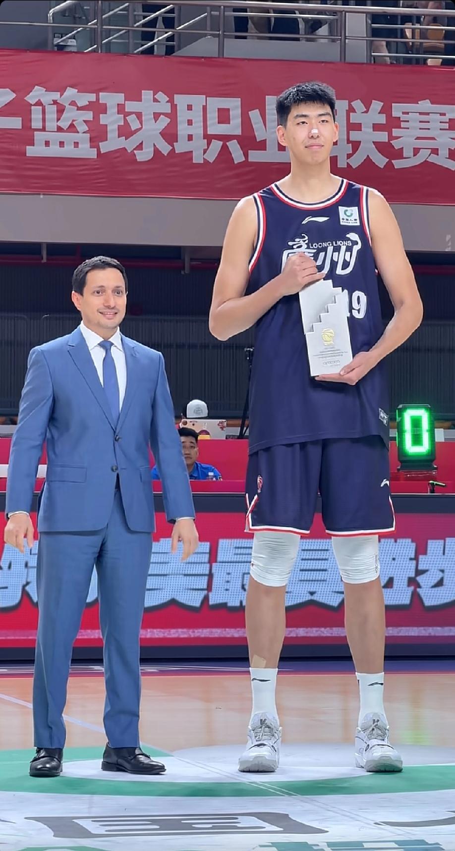 真不错!这么高、不但脸蛋帅气还身材非常好!
他以后的成就肯定会超过姚明吧？
以他